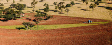 Propriedade rural em vista aérea representando recolhimento de ITR pelos produtores rurais